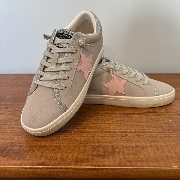 NIB Vintage Havana Feleice Stylish Grey Sneakers with Pink Star size 6 - Picture 1 of 7